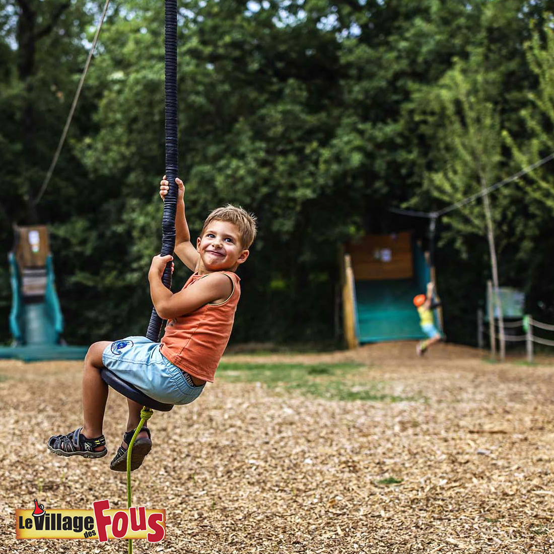 Le Village des Fous - Enfant sur tyrolienne