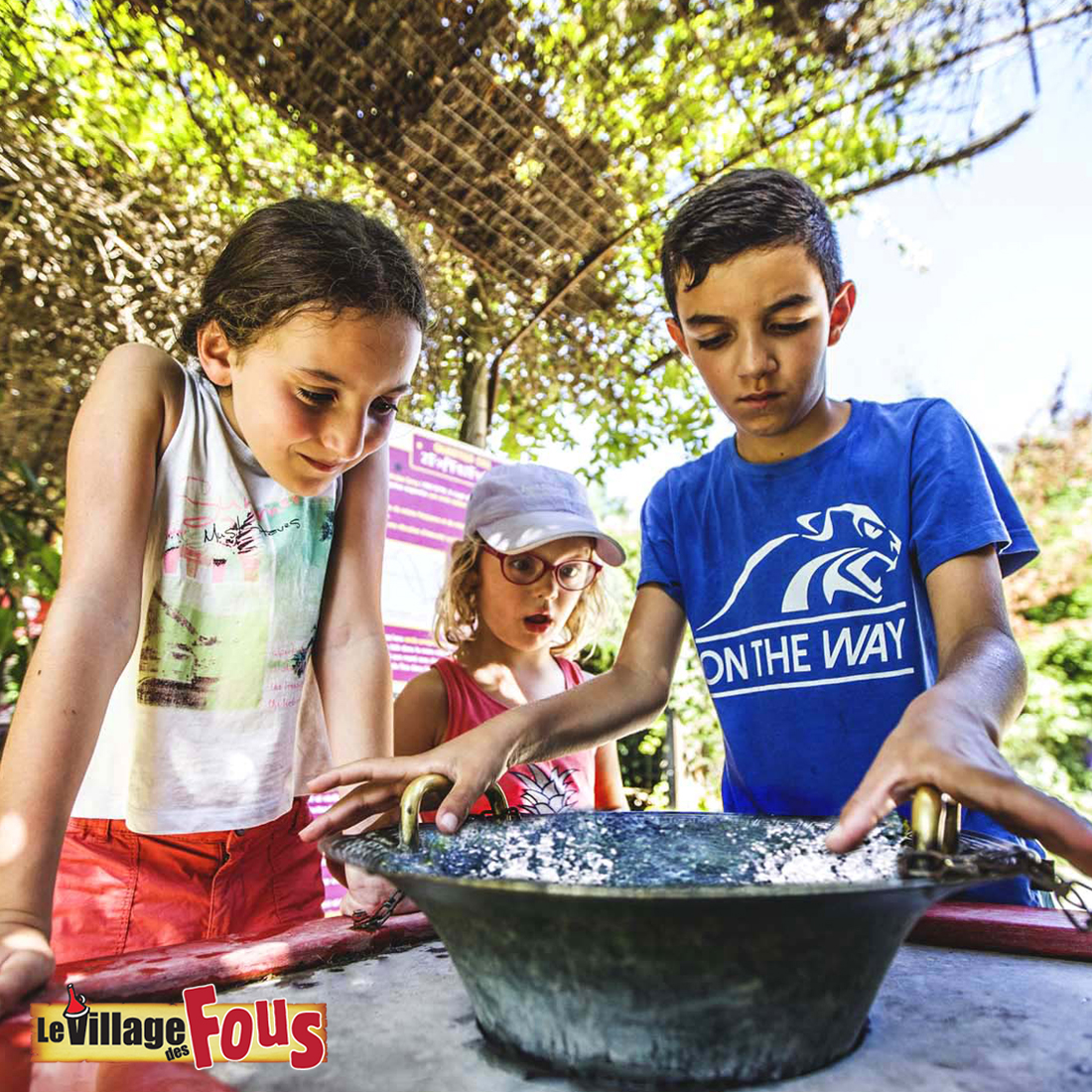 Le Village des Fous - Enfants faisant des expériences amusantes