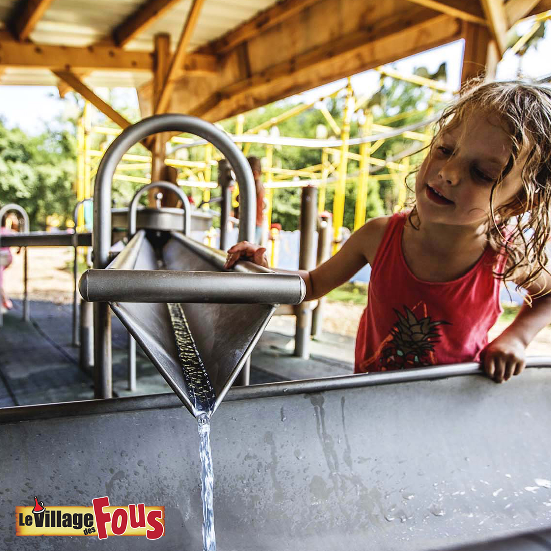 Le Village des Fous - Petite fille aux jeux eau sortie famille