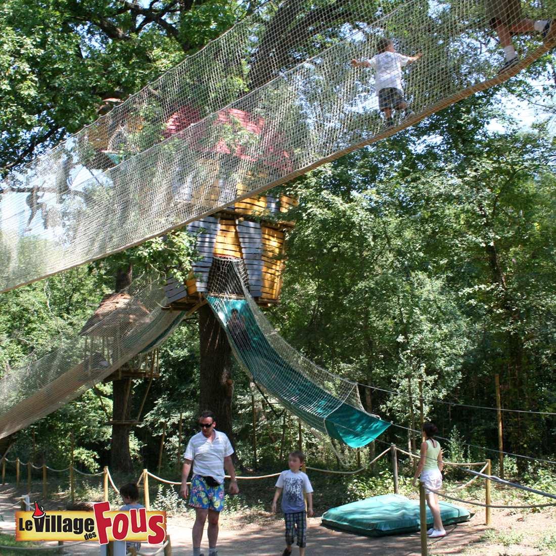 Village des Fous - Cabanes filets toboggan