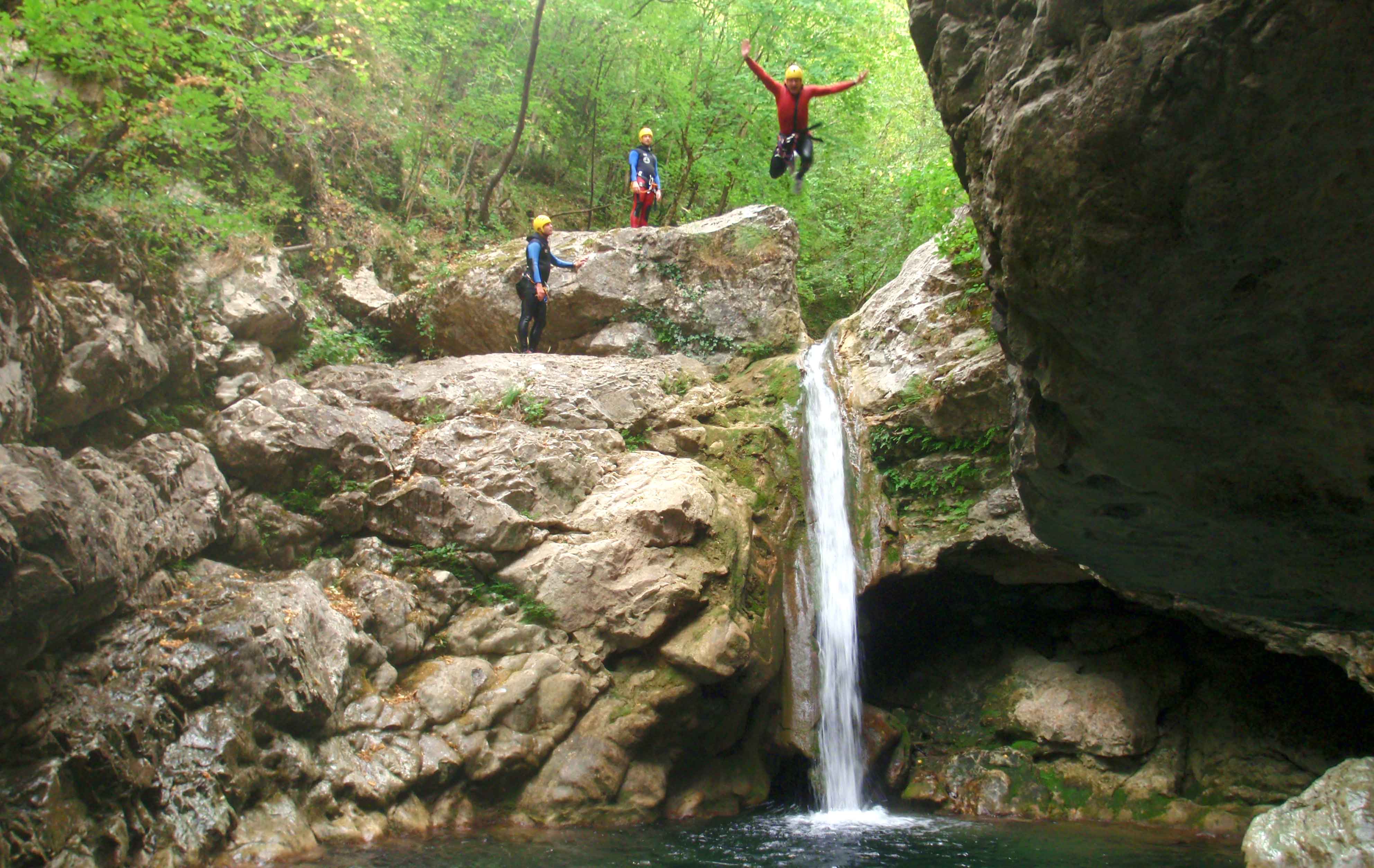 Canyon Forest - Un aventurier qui saute une petite cascade pour atterrir dans une vasque