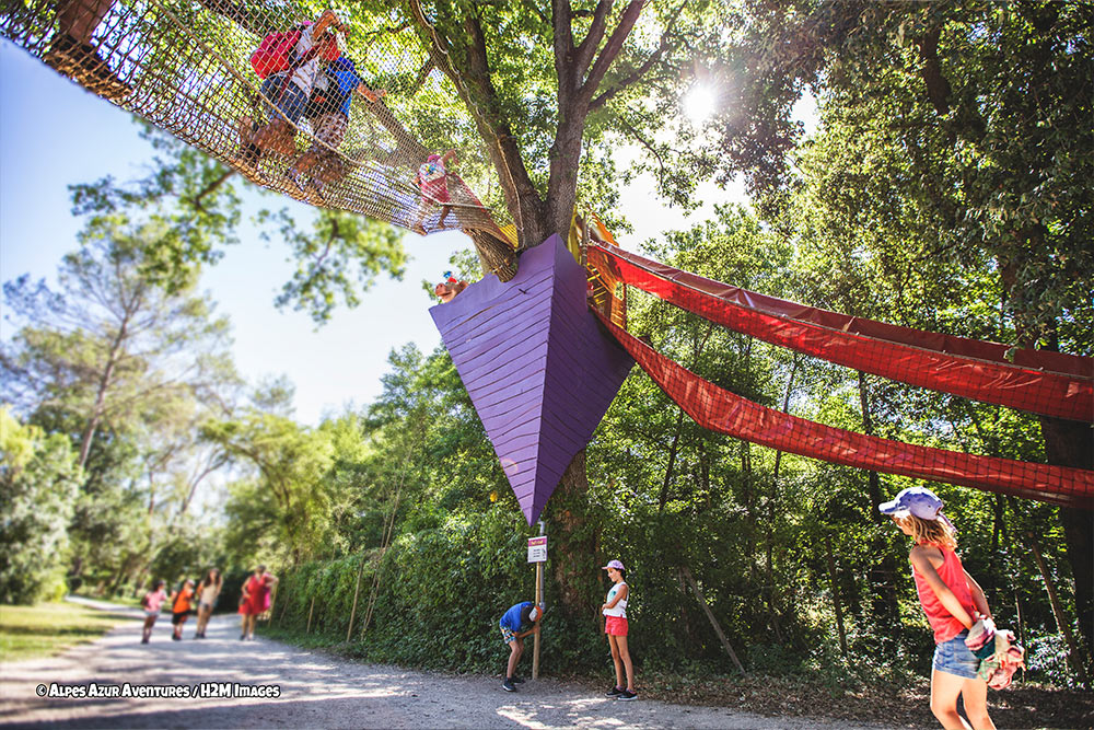 attraction-cabane-inversee cabane dans les arbres