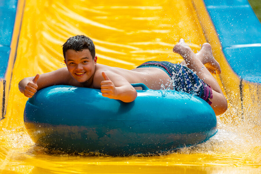 jeu descente aquatique en bouée