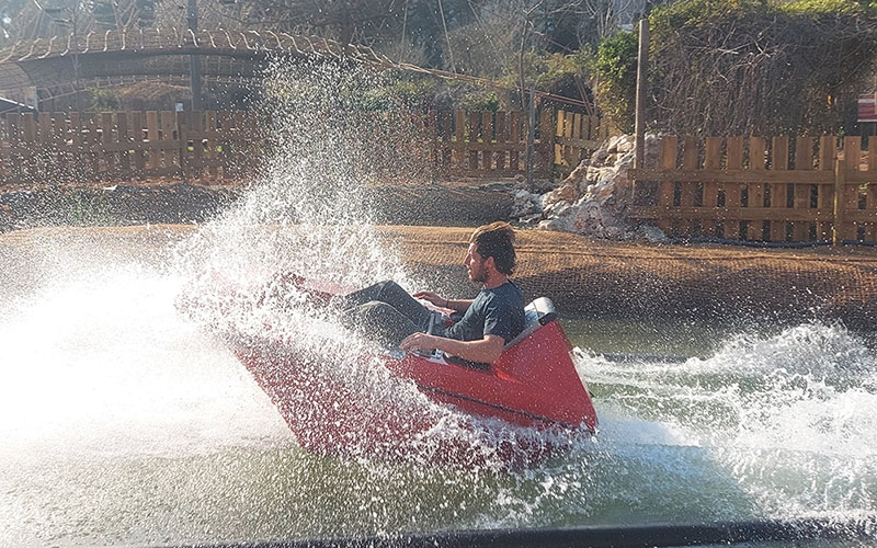 attraction-air-flotte un bateau qui fait un saut à 60 km/h dans un plan d'eau