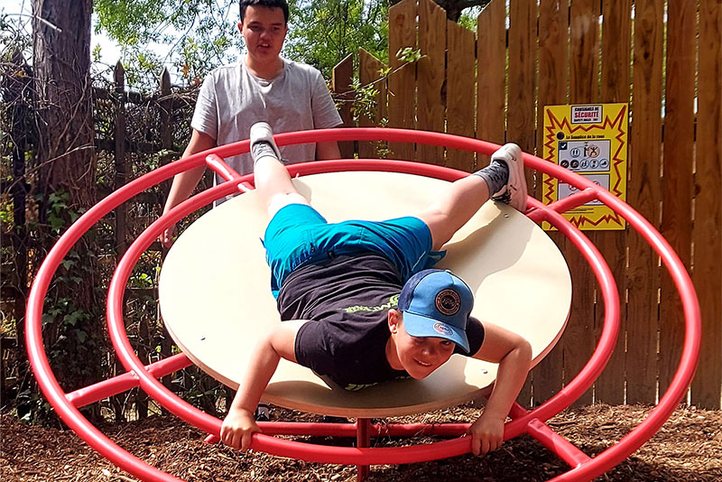 roue-supplice attaché à une roue l'enfant se retrouve la tête en bas!