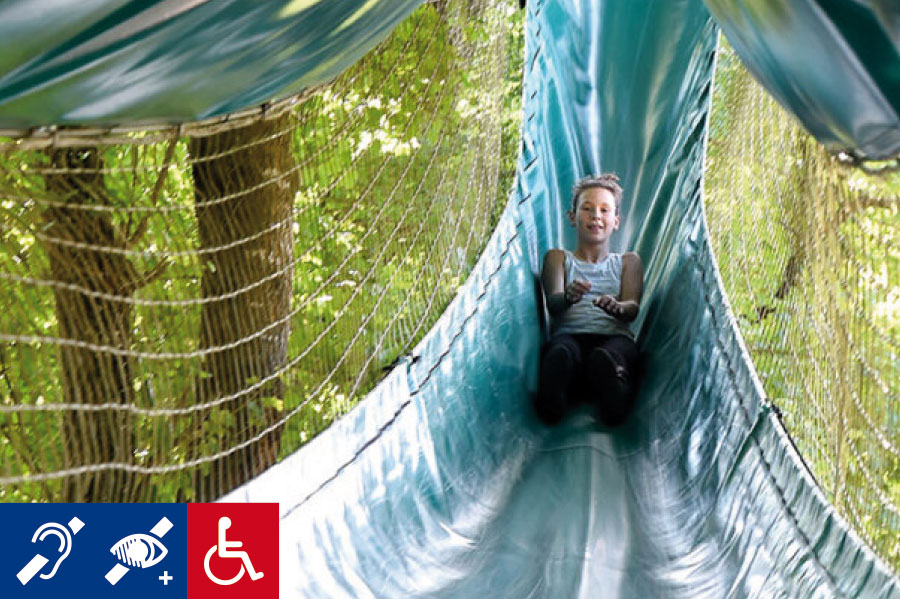 Descente d'un toboggan en bâche - Non adapté handicap moteur