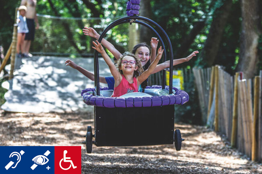 une baignoire montée sur une tyrolienne pour vivre une sensation d'envol - Non adapté handicap moteur